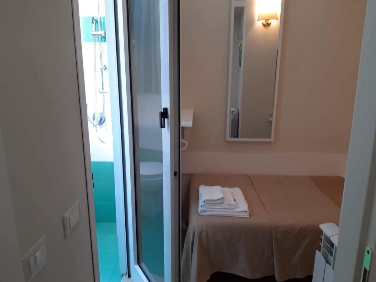 Small Single Room Roma Exterior foto