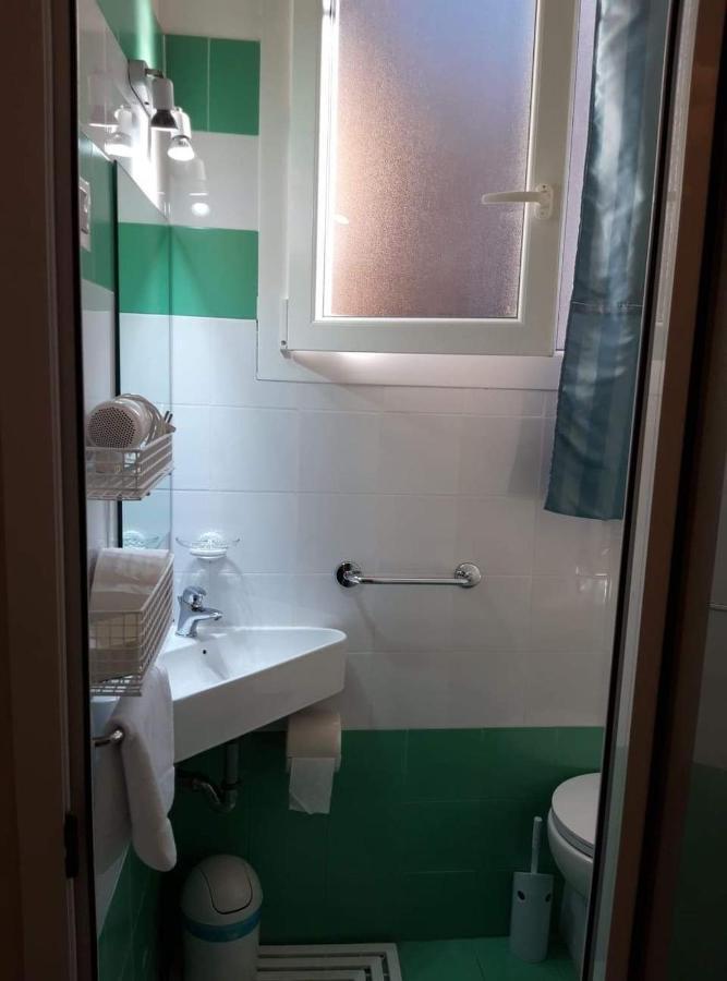 Small Single Room Roma Exterior foto
